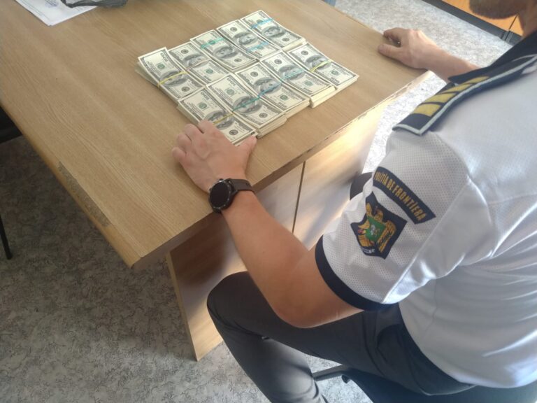 FOTO 100.000 de dolari descoperiți de polițiștii de frontieră în rucsacul unei ucrainence, în Vama Siret
