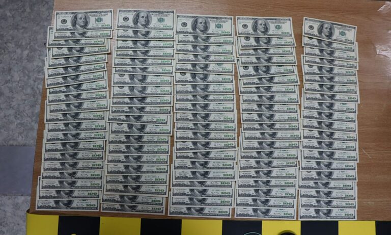 FOTO Un ucrainean care plimba aproape 400.000 de dolari într-un rucsac, prin Vama Siret, a fost lăsat fără bani de polițiștii de frontieră, după ce individul a revendicat cei 100.000 de dolari confiscați de la o concetățeană
