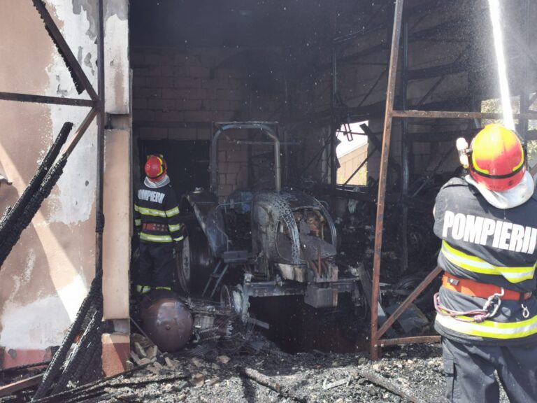 VIDEO FOTO Incendiu de proporții izbucnit într-o gospodărie din Milișăuți de la un tractor