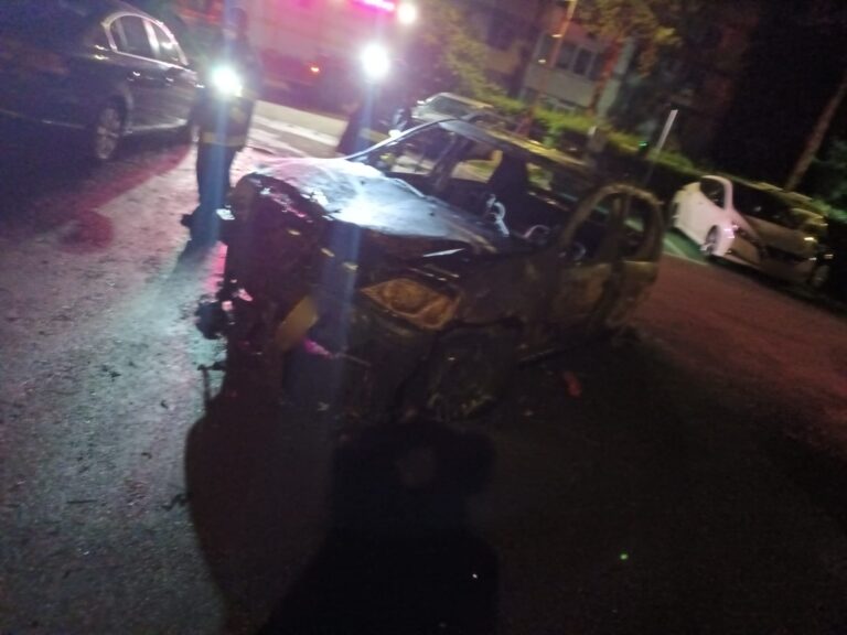 FOTO Un șofer beat a fost salvat de mai mulți cetățeni dintr-o mașină ce a luat foc într-o parcare din Suceava