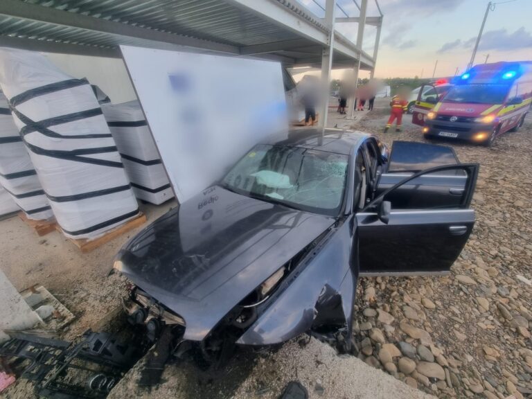 FOTO Patru persoane au fost rănite după ce o mașină a fost scăpată de sub control, la Vicovu de Sus