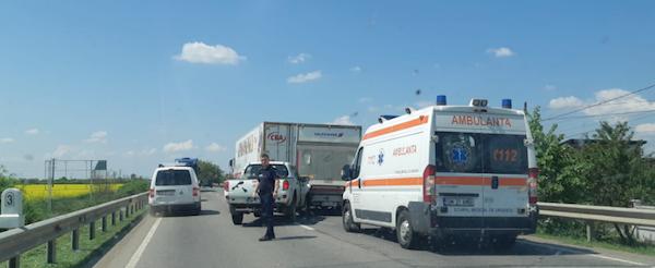 Accident produs la Siret de un camionagiu care nu a dat prioritate unui microbuz