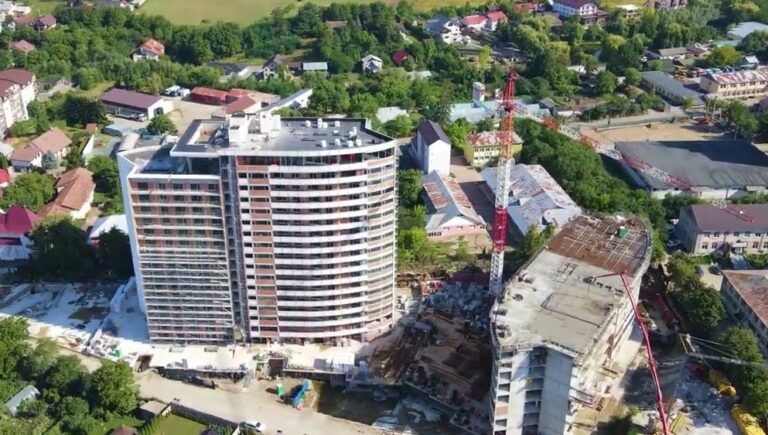 Un zidar de la Trutzi a ajuns cu leziuni grave la spital după ce a căzut de pe o scară la etajul 15 al unui bloc din cadrul complexului rezidențial Avanera din Suceava