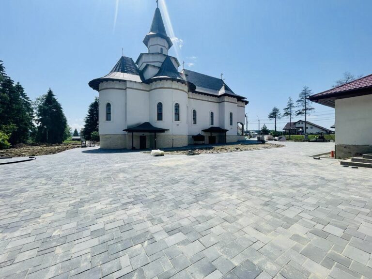 Un eveniment plin de încărcătură religioasă va avea loc la Poiana Stampei, unde va fi sfințită Biserica „Mihail și Gavril”, lăcaș de cult mistuit de un incendiu puternic în urmă cu opt ani