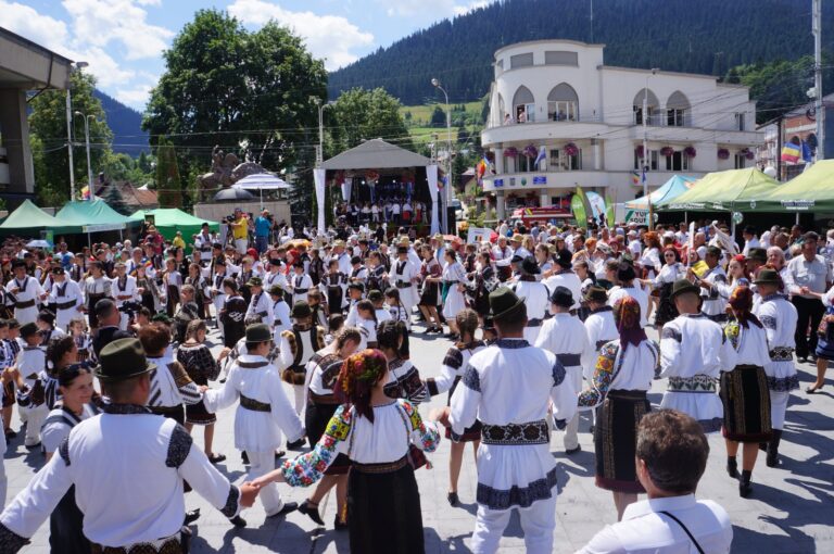 FOTO Festivalul Internațional „Întâlniri Bucovinene” transformă municipiul Câmpulung Moldovenesc într-o capitală europeană a portului popular în acest sfârșit de săptămână