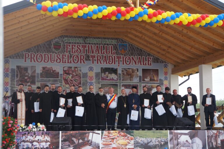 FOTO Festivalul Produselor Tradiționale a transformat comuna Cornu Luncii într-o veritabilă capitală gastronomică: „Este un loc foarte frumos, un loc cu care noi ne mândrim, este un reper național”
