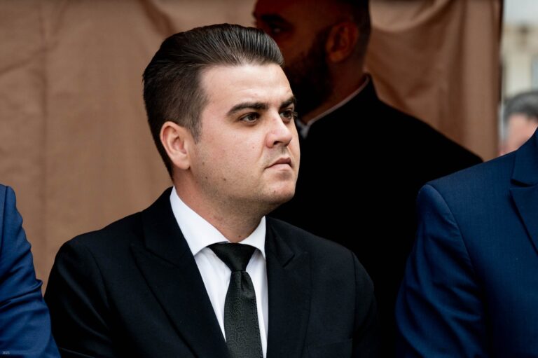 Deputatul George Șoldan: „Domnule Flutur, strigăturile șoferilor care își rup mașinile pe drumurile județene le auziți? Ale celor care stau în trafic ore-n șir, deși le-ați promis de acum 12 ani centuri ocolitoare?”