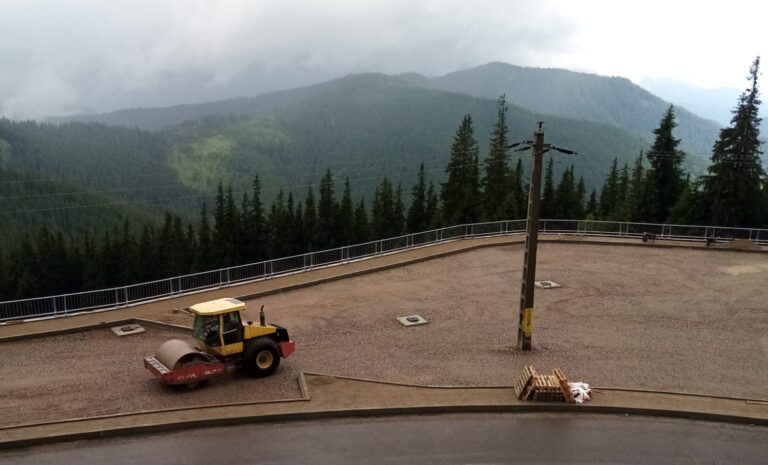 VIDEO FOTO Consiliul Județean Suceava a amenajat o parcare panoramă pe muntele Rarău: „Căutăm în continuare și alte posibile locuri de parcare pe care să le amenajăm atât noi, cât și primăriile care au terenuri în zonă”