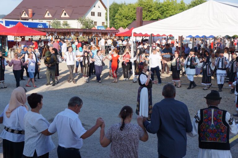 FOTO Poiana Stampei a îmbrăcat straie de sărbătoare cu ocazia Festivalului Național „Flori de pe Dorna”: „Așa ar trebui să arate Bucovina, cum arată Poarta Bucovinei – Poiana Stampei”