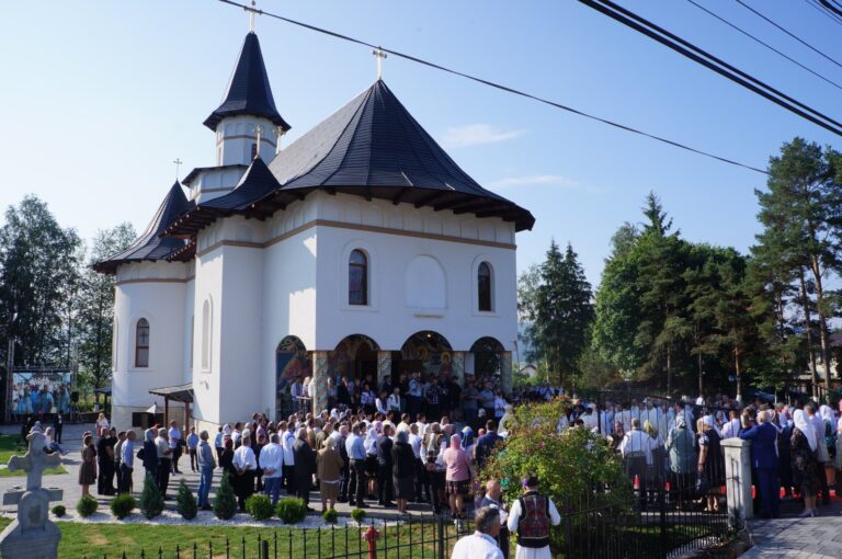 FOTO Moment de maximă pioșenie la Poiana Stampei, unde a fost sfințită biserica construită în locul lăcașului de cult distrus de un incendiu în 2015: „Mulțumim tuturor pentru tot sprijinul pe care ni l-ați acordat”