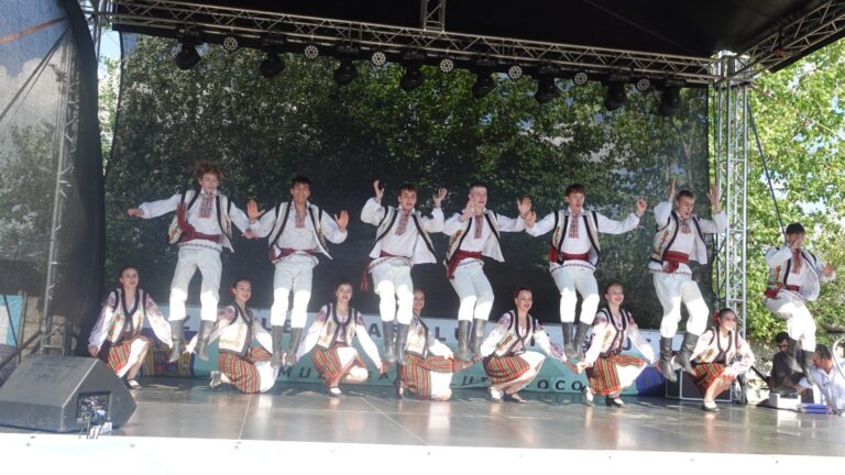 FOTO Zilele orașului Milișăuți au făcut neîncăpător terenul de lângă Sala Sporturilor: „Am reușit să scriem o poveste la Milișăuți și să oferim oamenilor două zile de spectacol”