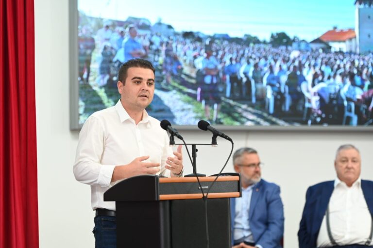 FOTO Deputatul George Șoldan: „Când ești județul cu cei mai mulți copii cu părinții plecați la muncă în străinătate, județul cu cele mai mici salarii din țară, după Botoșani și Vaslui chiar, dar ești pe primul loc la hore și strigături pe toloacă, e greu să le spui sucevenilor care-și văd familiile și prietenii doar în concediu”