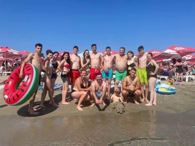 FOTO Tinerii Ansamblului „Plaiurile Berchișeștiului” au fost într-o vacanţă minunată la malul Mării: „Îi mulţumesc doamnei Mariana Gâju, primarul comunei Cumpăna, pentru excelenta colaborare din acest proiect de suflet pentru copiii din cele două localităţi”