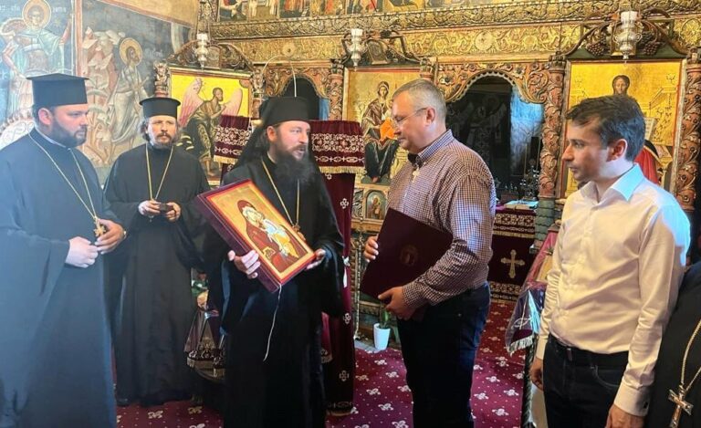 FOTO Liderul PNL Nicolae Ciucă se află în vizită în județul Suceava, ocazie cu care s-a pricopsit cu Ordinul „Crucea Bucovinei”