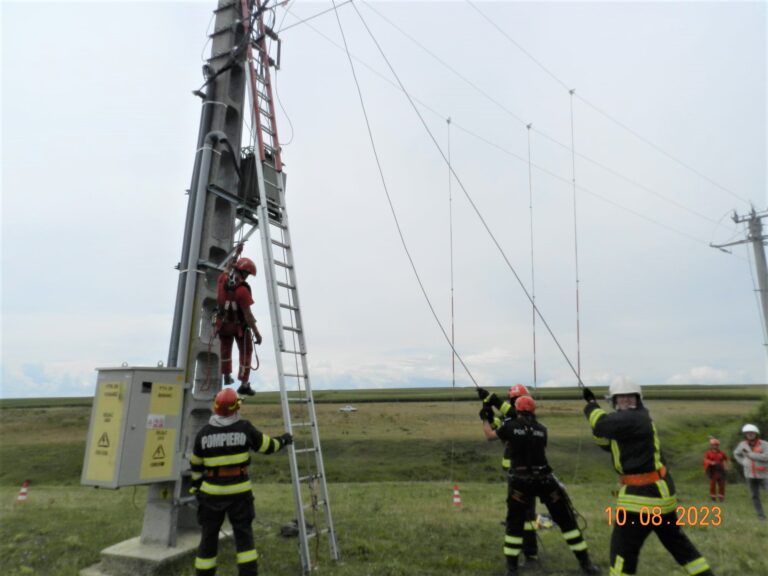 FOTO Pompieri suceveni au simulat salvarea unui electrician care s-a electrocutat pe un stâlp de înaltă tensiune din Bosanci