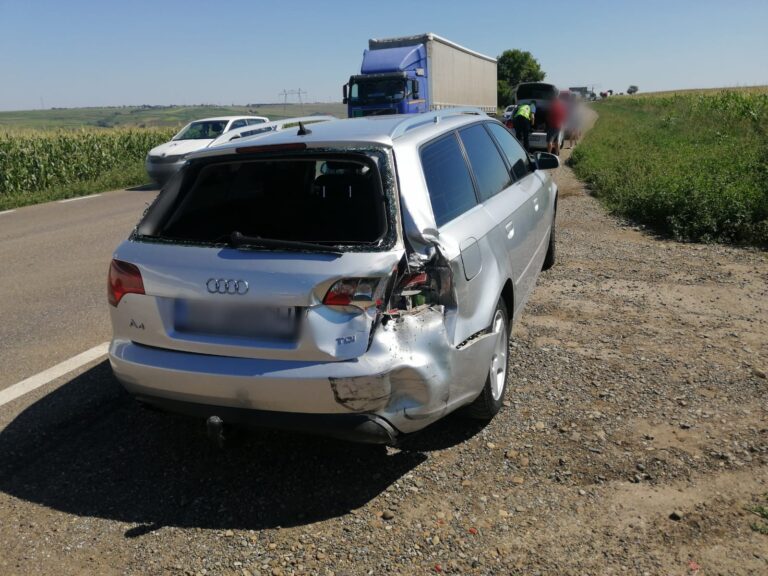 FOTO Un șofer neatent a produs un carambol între trei vehicule, la Cumpărătura