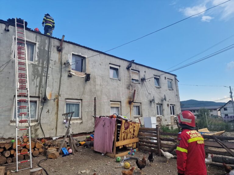 VIDEO FOTO Incendiu izbucnit la o clădire cu 13 apartamente din Gura Humorului