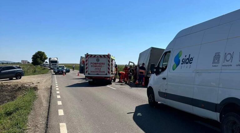 FOTO Carambol grav produs între trei vehicule la Cumpărătura. O persoană a rămas încarcerată