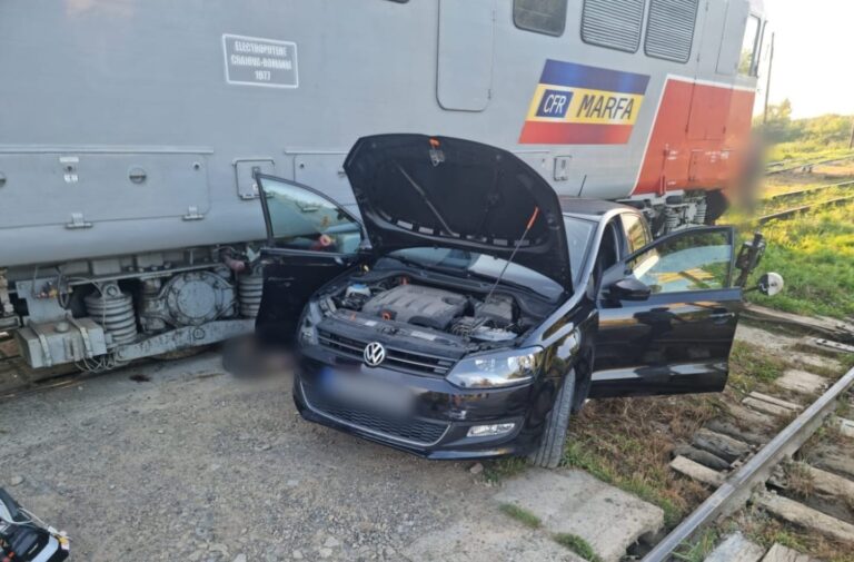 FOTO Detaliile accidentului mortal de la Vicșani. Un vicovean a rămas blocat cu mașina pe șine în calea unui marfar