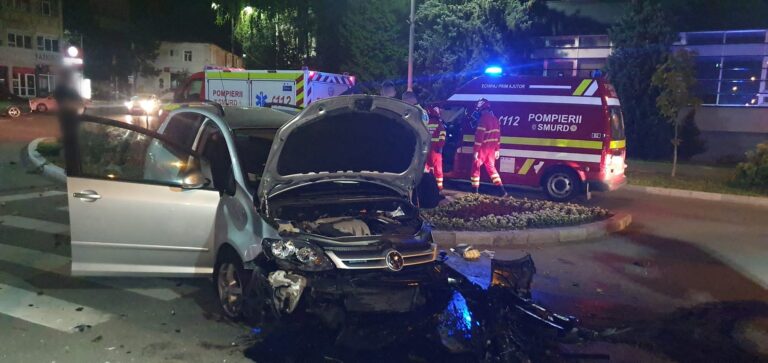 FOTO Accident produs la o bucată de noapte pe o stradă din Suceava de o tânără șoferiță