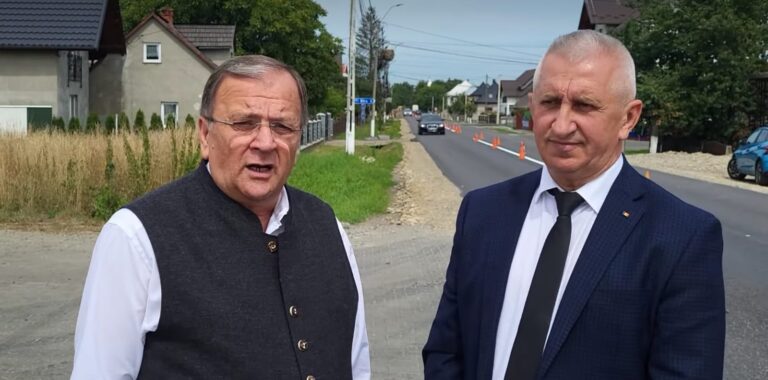 Gheorghe Flutur a lăudat inițiativa Ministerului Transporturilor de a asfalta axul rutier principal din orașul Vicovu de Sus: „Am solicitat încă de când s-a deschis punctul de frontieră modernizarea drumului din vamă pentru că pe aici trec foarte multe mașini”