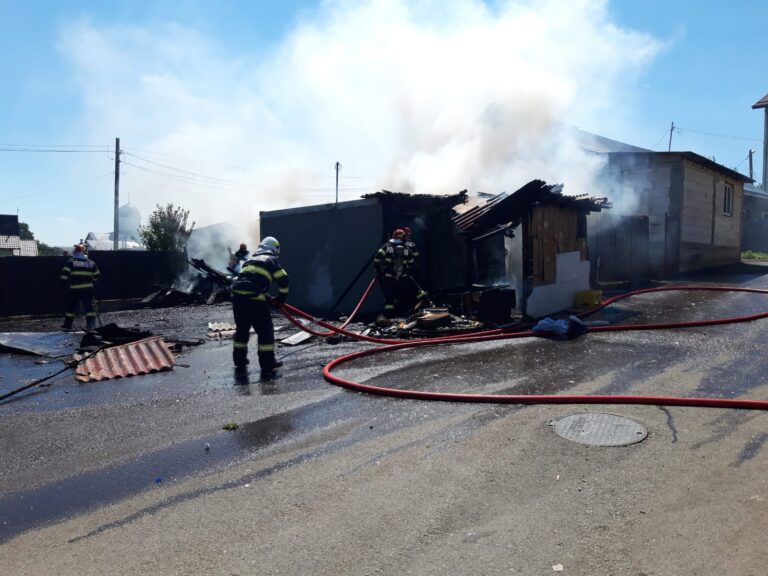 FOTO Mai multe anexe au fost distruse de un incendiu, la Fălticeni