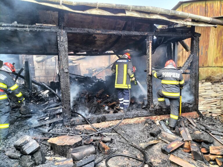 VIDEO FOTO O clădire de lângă Biserica „Sf. Petru și Pavel” din Suceava a fost distrusă de un incendiu puternic