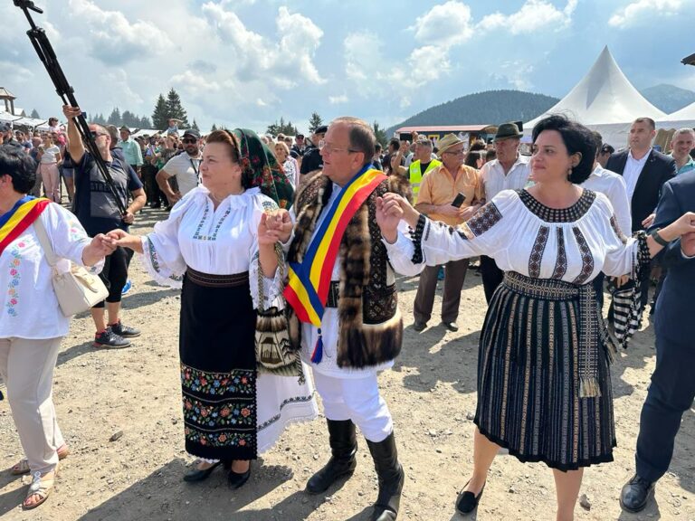 FOTO Hora de la Prislop a adunat mii de turiști din trei județe: „Cel mai spectaculos lucru a fost întâlnirea de culme de la cumpăna apelor, iar cine a fost atent a văzut lacrimi în ochii multora de acolo”