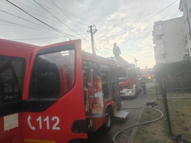 FOTO Un bloc din Fălticeni a fost evacuat de pompieri după ce a izbucnit un incendiu într-un apartament