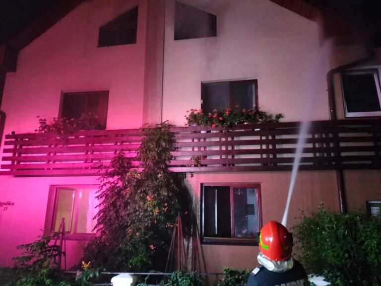 FOTO O casă din centrul Sucevei a fost cuprinsă de flăcări