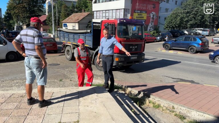 FOTO Viceprimarul Lucian Harșovschi a inspectat lucrările de reabilitare de la esplanada blocului T1 – Mărășești