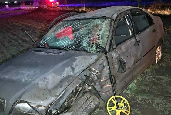 Un tânăr băut a abandonat mașina mamei pe un drum din Dornești, după ce s-a izbit cu vehiculul într-o bordură