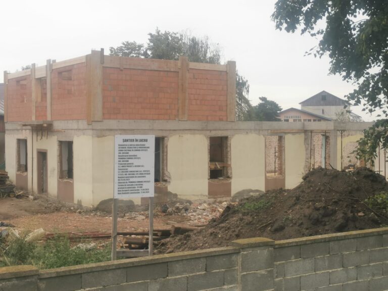 FOTO Primăria Ipotești a început lucrările la Căminul Cultural din centrul comunei: „Am păstrat numai pereții de la căminul vechi în rest am dat jos tot”