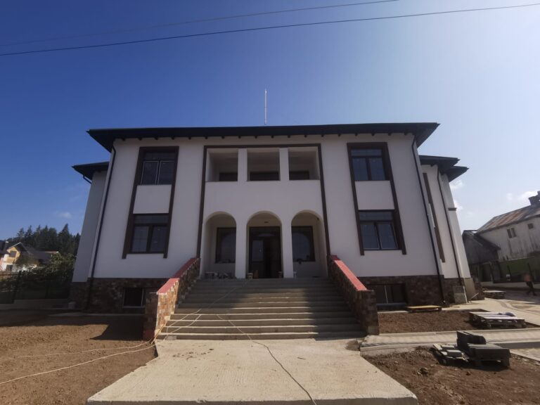 FOTO Comuna Vatra Moldoviței va inaugura în curând unul dintre cele mai moderne cămine culturale din județ: „Este un proiect extrem de important pentru comunitatea noastră”