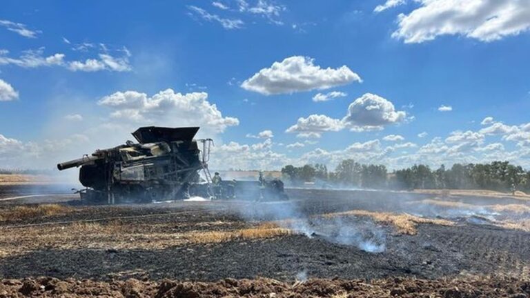 Un utilaj agricol a fost distrus de flăcări pe un ogor din Ipotești