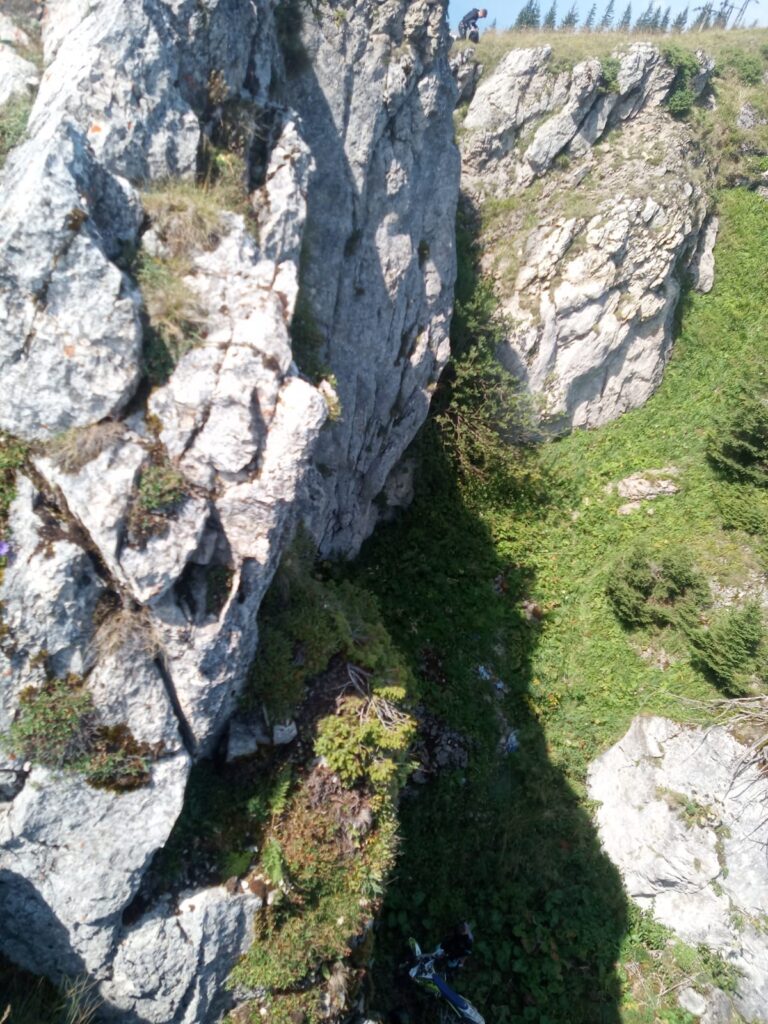 FOTO Un motociclist din Stulpicani a ajuns în stare gravă la spital după ce a căzut cu motocicleta într-o prăpastie de circa 15 metri în Masivul Rarău