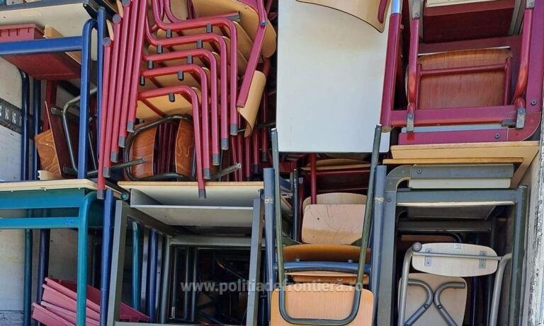 FOTO Un TIR burdușit cu 12 tone de haine și mobilă second – hand a fost oprit în Vama Petea din drumul către Suceava deoarece nu avea certificatul de curățare
