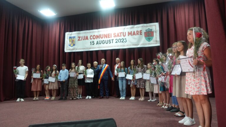 FOTO Cuplurile de aur și elevii de 10 au fost premiați la Satu Mare de Ziua Comunei: „Mă bucur că viitorul sună bine, vom avea o comunitate de oameni inteligenți”