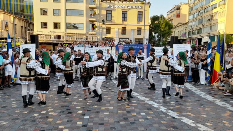 FOTO Spectacol de pomină susținut de Ansamblul „Ciprian Porumbescu” în piața Monastiraki din centrul Atenei