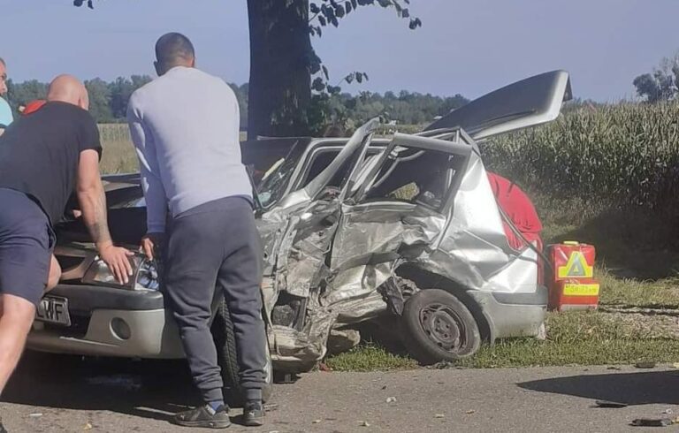 FOTO Două persoane au fost grav rănite într-un accident produs la Frătăuții Vechi