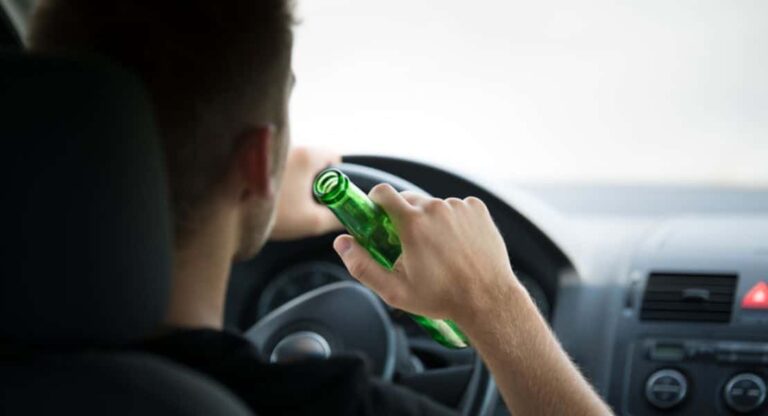 Un tânăr din Satu Mare, beat și fără permis, a ieșit cu mașina la plimbare din Rădăuți