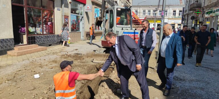 FOTO Gheorghe Flutur a cerut ca pe șantierele din Vatra Dornei să se lucreze mai cu spor pentru ca lucrările să fie finalizate până-n iarnă: „Trebuie să punem în valoare așa cum trebuie stațiunea Vatra Dornei”