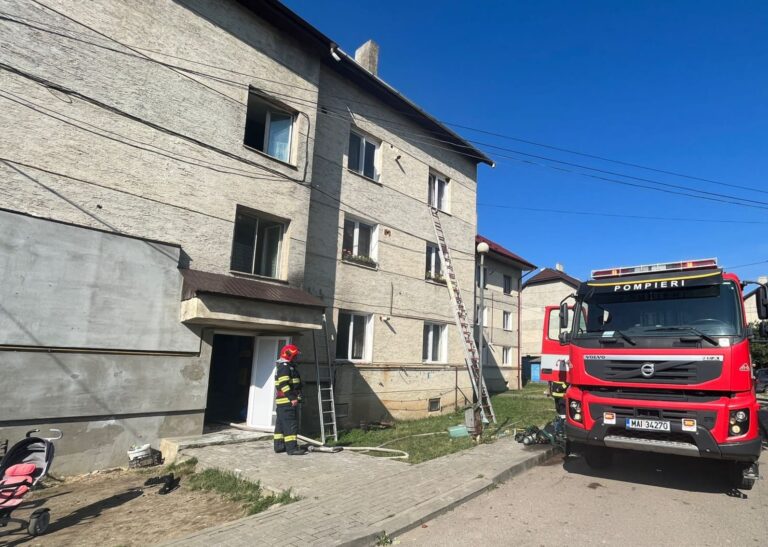 FOTO Pagube de 10.000 de euro înregistrate în urma unui incendiu izbucnit într-un bloc din Gura Humorului