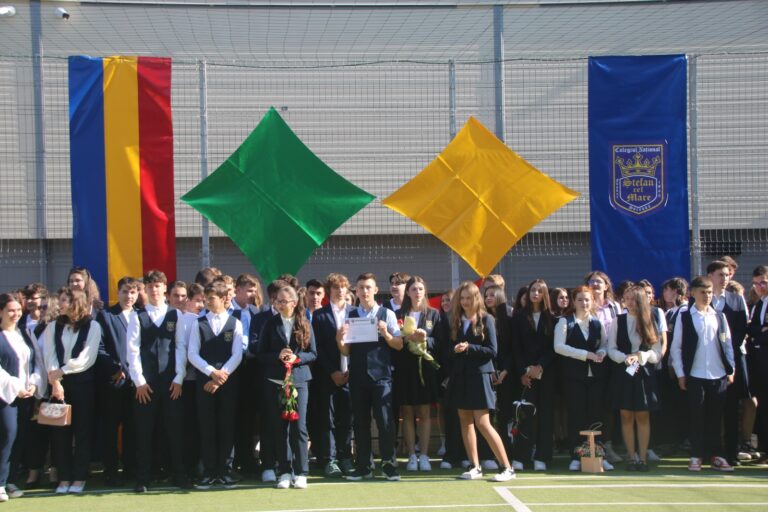 FOTO Colegiul Național „Ștefan cel Mare” din Suceava i-a primit cu brațele deschise pe elevi în noul an școlar