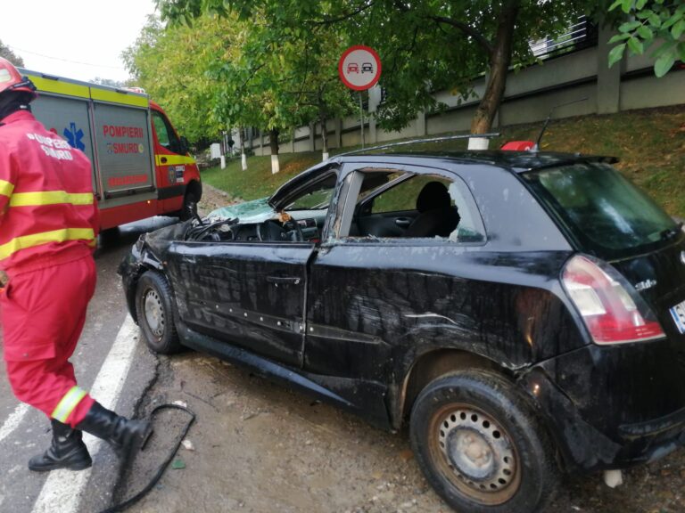 FOTO Grav accident produs la ieșire din Suceava spre Adâncata. O tânără a rămas încarcerată
