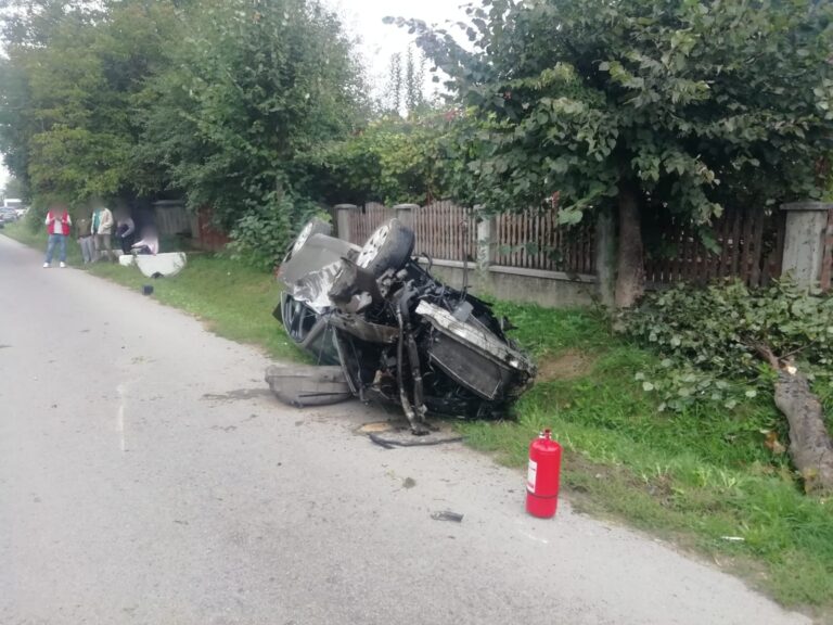 Un șofer a ajuns la spital după ce s-a izbit violent în două podețe din beton, la Dolhasca
