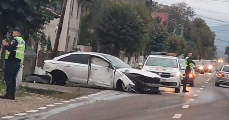 FOTO Un șofer beat din Marginea a lovit o căruță și trei copaci, după care s-a oprit într-un șanț betonat cu mașina