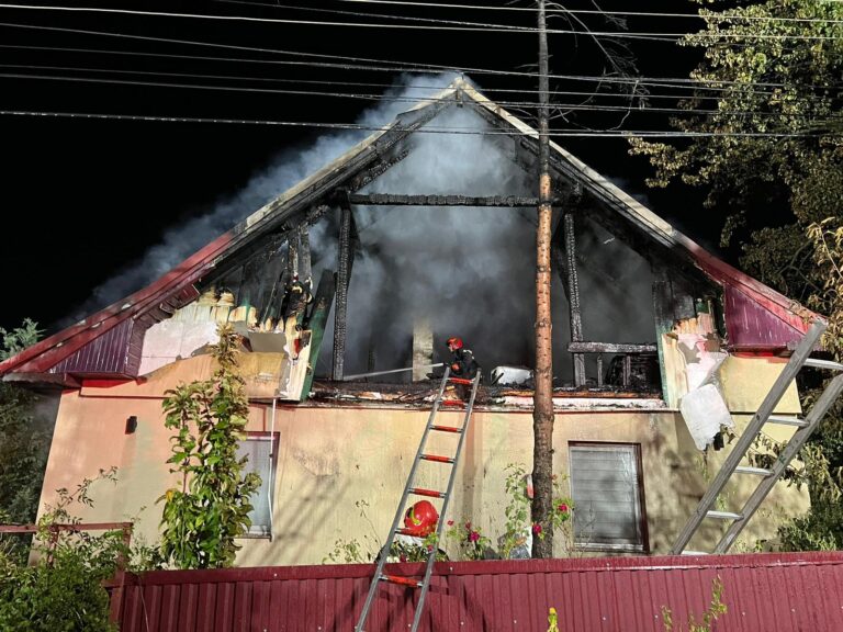 FOTO Un incendiu a izbucnit la o casă din Volovăț de la un boiler