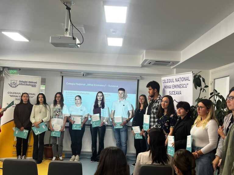 FOTO 166 de elevi care au promovat examenul Cambridge și-au primit diplomele în cadrul unei festivități desfășurate la Colegiul Național „Mihai Eminescu” din Suceava