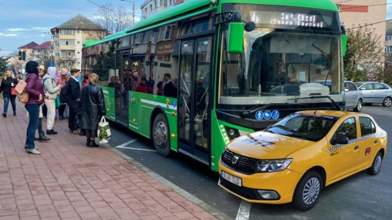 Un taximetrist a ajuns la spital după ce a fost lovit de un autobuz TPL pe o stradă din Suceava
